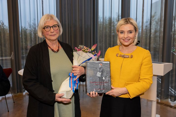 Sigrún Helgadóttir bókarhöfundur og Lilja Dögg Alfreðsdóttir, mennta- og menningarmálaráðherra.