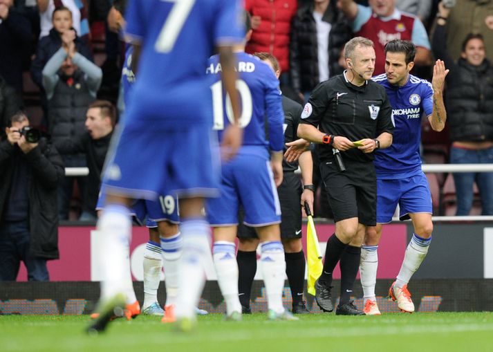 Cesc Fabregas var einn af mörgum Chelsea-mönnum sem voru ósáttur með dómarann.