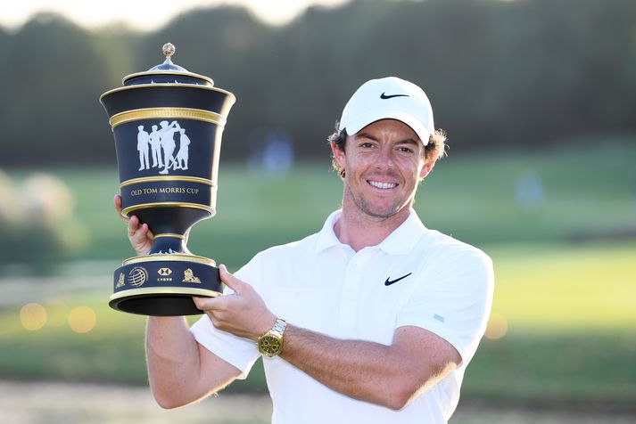 McIlroy með sigurlaunin.