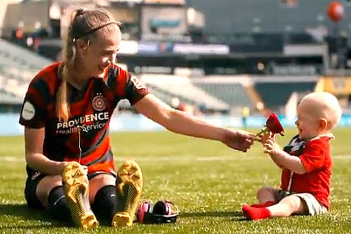 Dagný Brynjarsdóttir með Brynjar Atla eftir sigurleik hjá Portland Thorns.