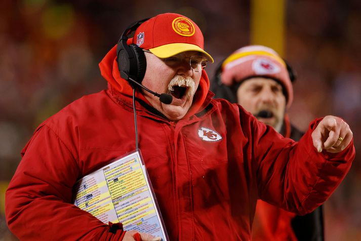 Andy Reid kallar á sína menn í Kansas City Chiefs í kuldanum um helgina.