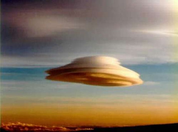 Vindskafið netjuský (altocumulus lenticularis).