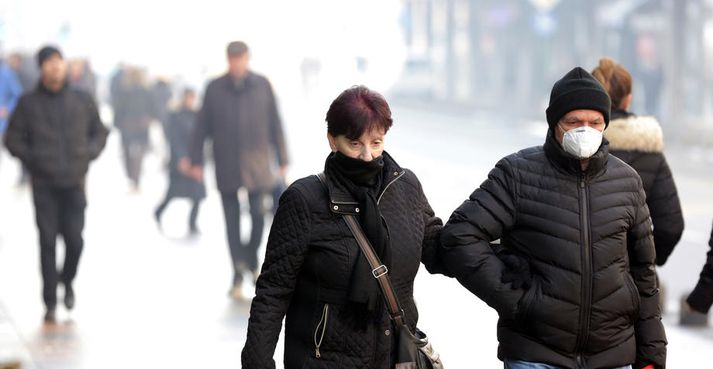 Sumir íbúar Sarajevó hafa gripið til þess ráðs að ganga með andlitsmaska til að verja sig fyrir svifryksmengun.