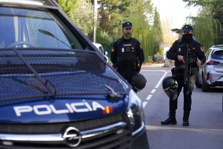 Lögreglumenn standa vörð nærri úkraínska sendiráðinu í Madrid þar sem bréfsprengja sprakk í höndum starfsmanns í gær.