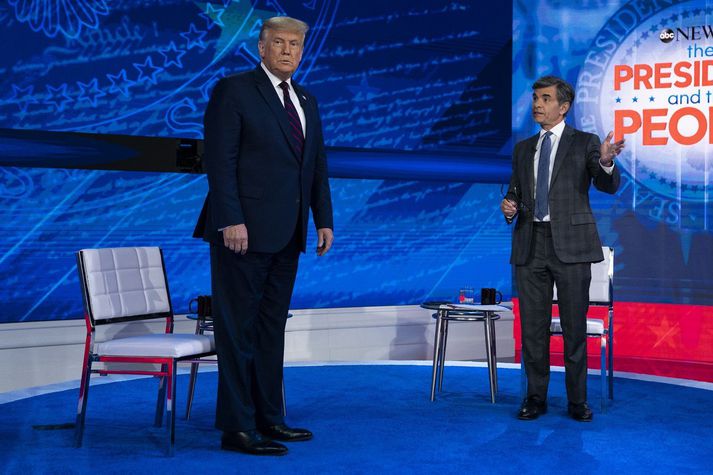 Donald Trump og George Stephanopoulos á sviði í gær.