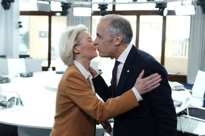 Ursula von der Leyen, forseti framkvæmdastjórnar ESB, og Mark Carney, forsætisráðherra Kanada, heilsast á G7-fundi í Frakklandi í júní. Carney verður gestur á stefnuræðu von der Leyen í næsta mánuði.