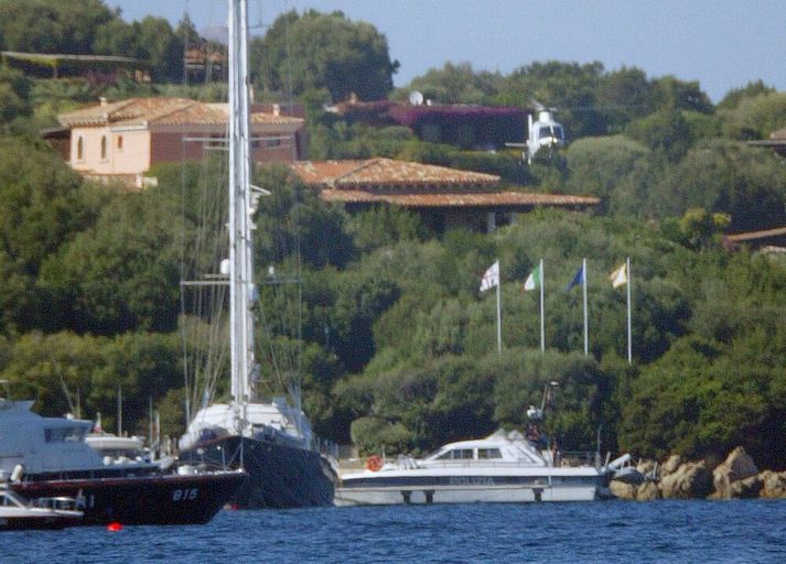 Villa Certosa, sumarsetur Silvio Berlusconi á Sardiníu árið 2004. Þyrlan sem sést sveima yfir setrinu flutti Tony Blair, þáverandi forsætisráðherra Bretlands, og fjölskyldu þangað. Blair og Berlusconi voru miklir mátar.