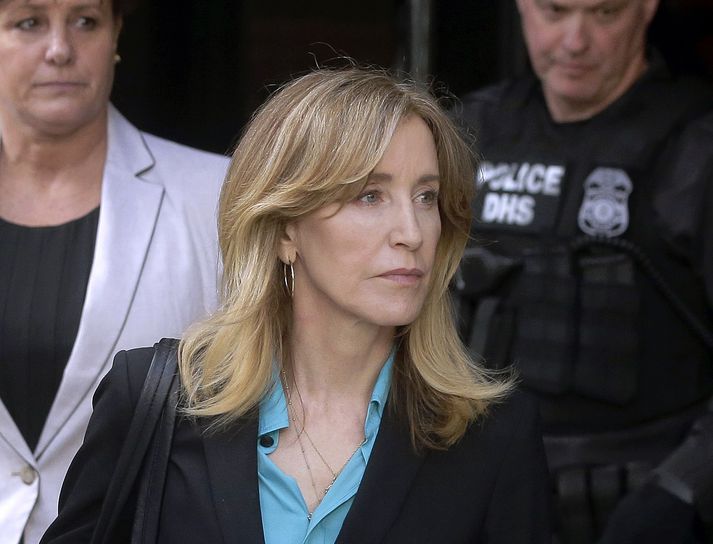 Bandaríska leikkonan Felicity Huffman, sem þekkt er fyrir að leika í þáttunum Aðþrengdum eiginkonum, mun í dag játa sig seka í hinni svokölluðu háskólasvikamyllu en hún er ákærð fyrir að hafa greitt 15.000 Bandaríkjadali fyrir að láta leiðrétta á laun svör dóttur sinnar á inntökuprófi til að auka líkurnar á því að hún kæmist inn í þann háskóla sem henni þætti ákjósanlegastur.