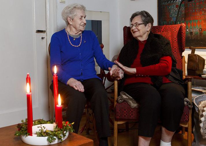 "Það var ekki fyrr en við komumst á skólaaldurinn, tíu ára gamlar, sem við gátum leikið hvor við aðra en þá vorum við líka alltaf saman.“