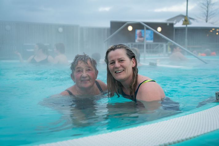 Ólöf og Halldóra eru báðar fastagestir í Vesturbæjarlaug. Þær eru afar ósáttar við skertan opnunartíma yfir hátíðarnar.