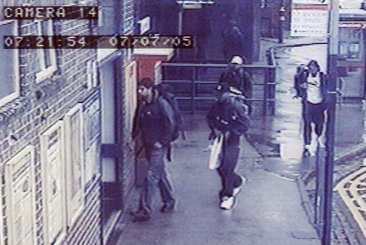 Mynd náðist af þeim að morgni 7. júlí 2005 áður en þeir sprengdu sig í loft upp. Sakborningarnir þrír reyndust ekki vitorðsmenn þeirra.
fréttablaðið/AP