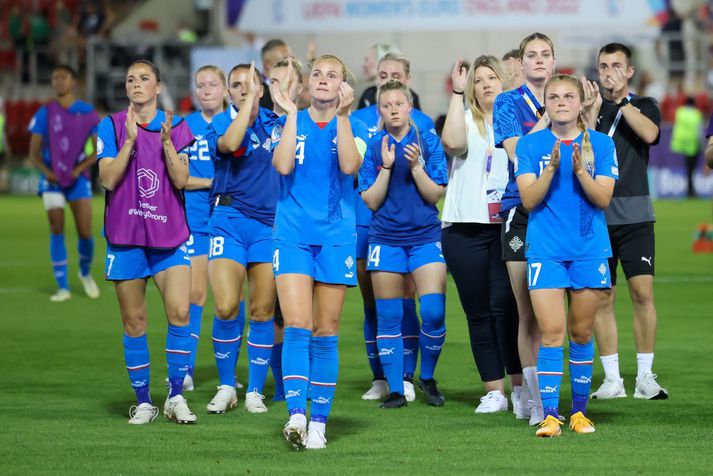 Íslenska landsliðið hefur átt fast sæti á EM frá 2009 og var með í Englandi í fyrra, þar sem liðið tapaði ekki leik en féll þó út í riðlakeppninni eftir þrjú jafntefli.