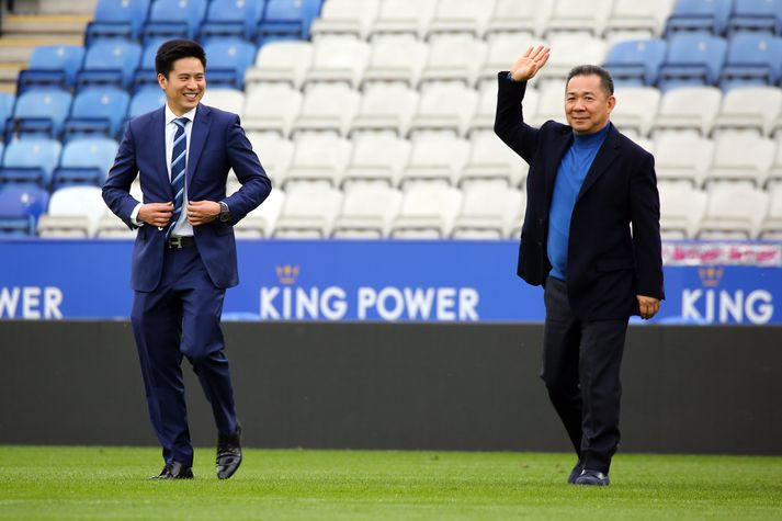 Vichai Srivaddhanaprabha eigandi Leicester City til hægri á myndinni.