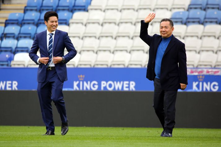 Vichai Srivaddhanaprabha eigandi Leicester City til hægri á myndinni.