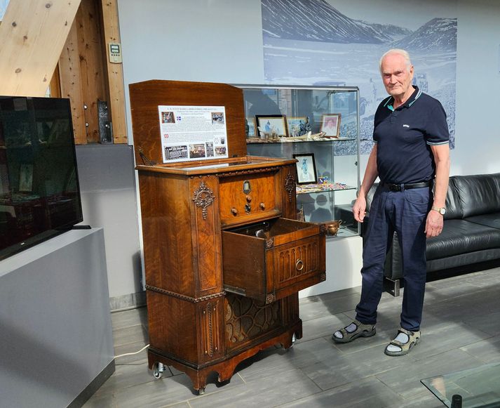 Hér er Sigurður við plötuspilarann og útvarpið frá 1933, sem hann hefur líka gert upp með félögum sínum og fært Samgöngusafninu í Skógum til varðveislu. Virkilega falleg mupla.