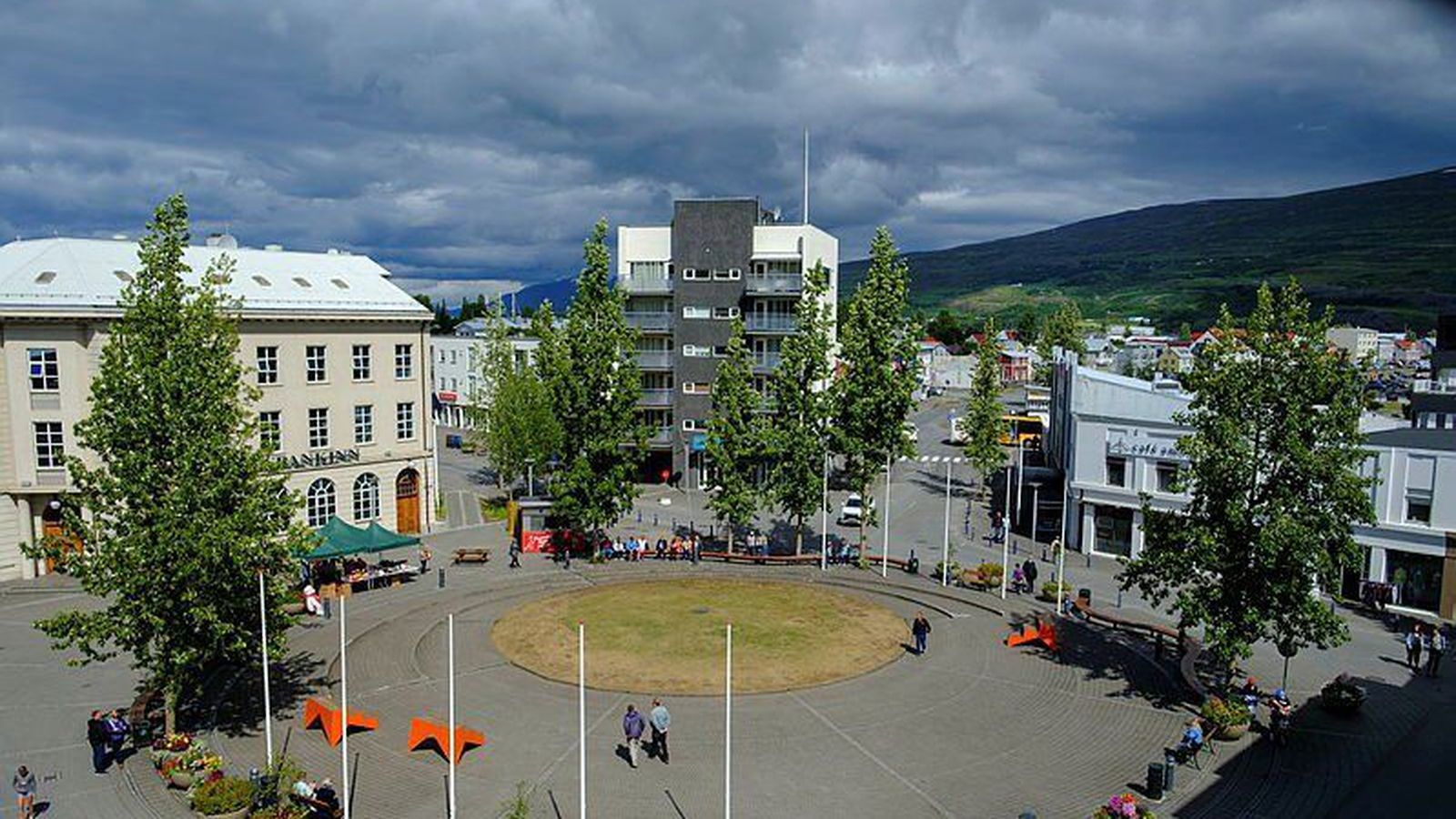 Piltur stakk mann í­trekað en var sýknaður af til­raun til manndráps