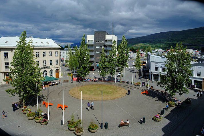 Árásin var framin við Ráðhústorgið á Akureyri.