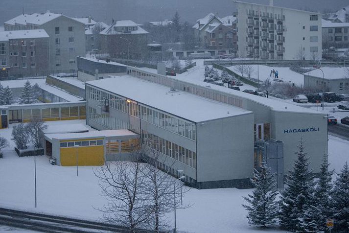 Hræðsla er meðal sumra nemenda vegna hóps sem hefur ógnað og hótað nemendum við skólann. Unnið er að því að leysa málið. 