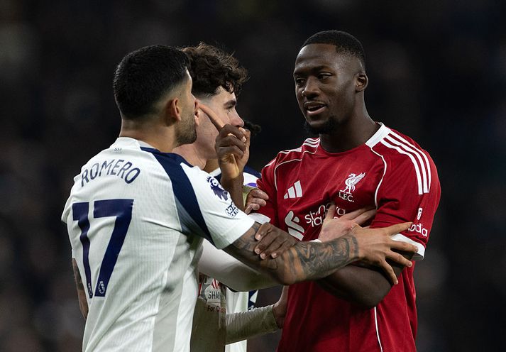 Romero var með stæla eftir að honum var vísað af velli. Ibrahima Konaté reynir hér að koma viti fyrir hann.