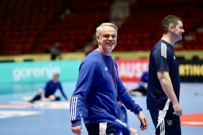 Snorri Steinn var kátur á æfingu landsliðsins í gær.