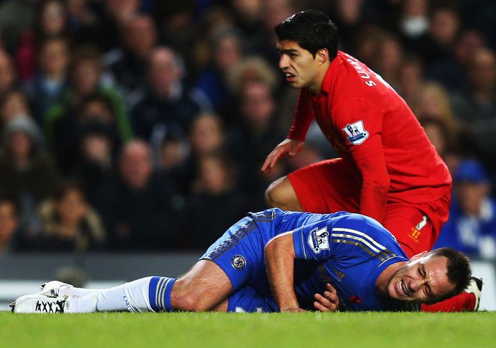 Suarez er hér nýbúinn að meiða Terry.