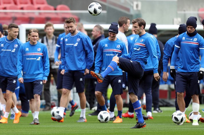 Theódór Elmar Bjarnason á æfingu með íslenska landsliðinu.