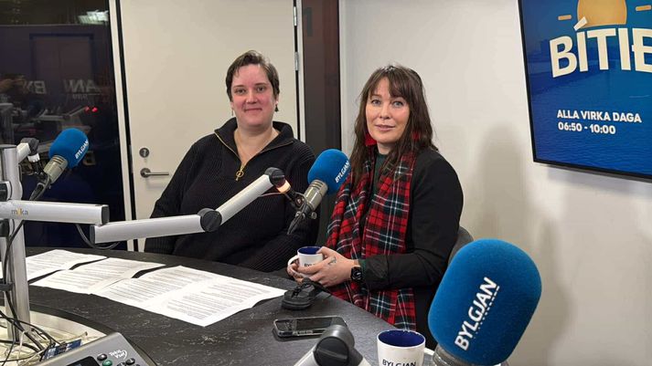 Helga Vollertsen og Sigurlaug Dagsdóttir, þjóðháttasérfræðingar hjá Þjóðminjasafninu, safna upplýsingum um ýmsar jólahefðir Íslendinga.