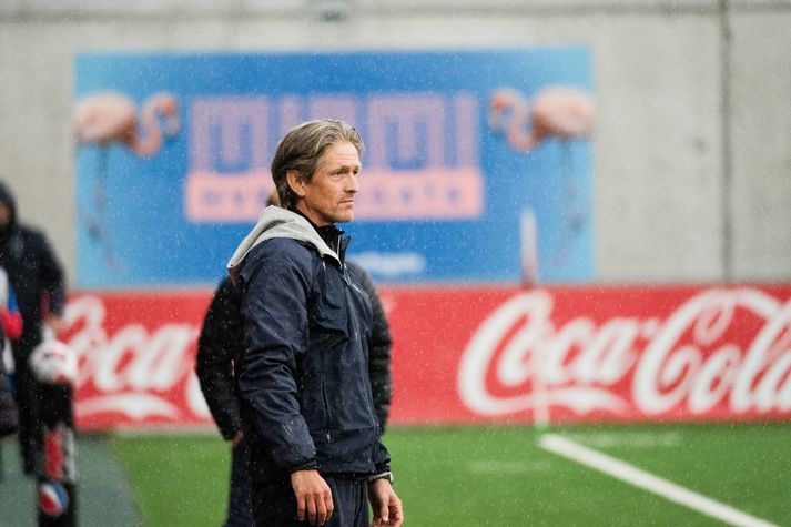 Arnar Grétarsson á hliðarlínunni í leik kvöldsins