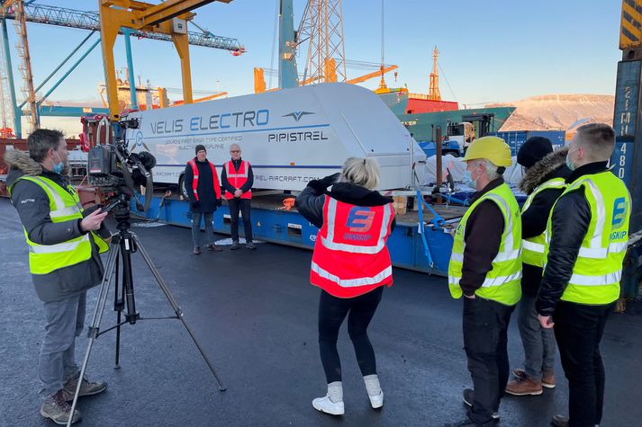 Í Sundahöfn í Reykjavík í dag. Frumkvöðlarnir Matthías Sveinbjörnsson og Friðrik Pálsson myndaðir við vagninn sem flugvélin er í. Hún verður tollafgreidd eftir áramót.