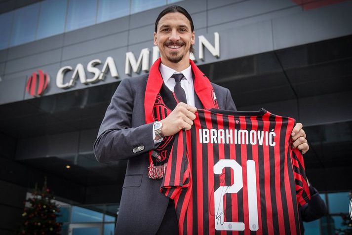 Zlatan Ibrahimovic með AC Milan treyjuna sína en hann spilar í númer 21 út þetta tímabil