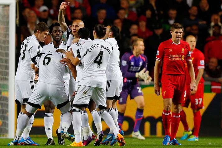 Jonjo Shelvey fagnar með liðsfélögum sínum í kvöld.