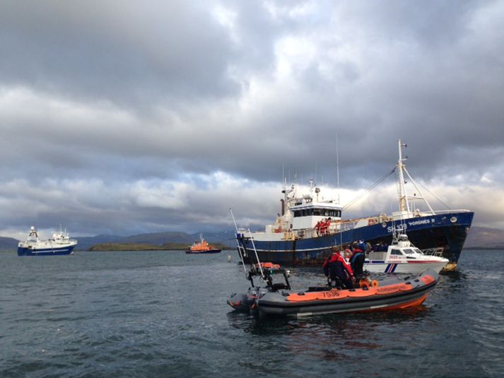 Þórsnes II strandaði við Skoraeyjar á Breiðafirði i morgun.Níu manns voru innanborðs.