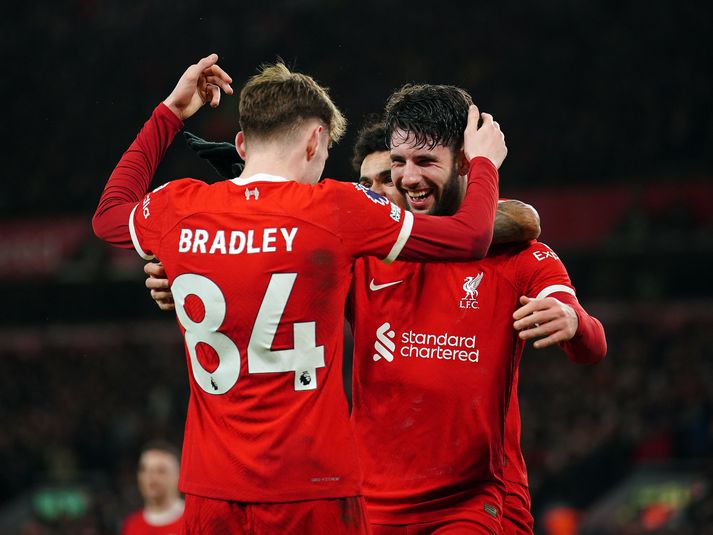 Conor Bradley og Dominik Szoboszlai fagna marki þess síðarnefnda sem hann skoraði eftir sendingu Bradley