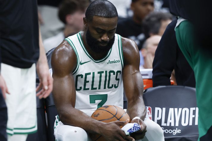 NBA meistarar Boston Celtics byrja ekki vel á móti New York Knicks í undanúrslitum Austurdeildar og Jaylen Brown var svekktur.