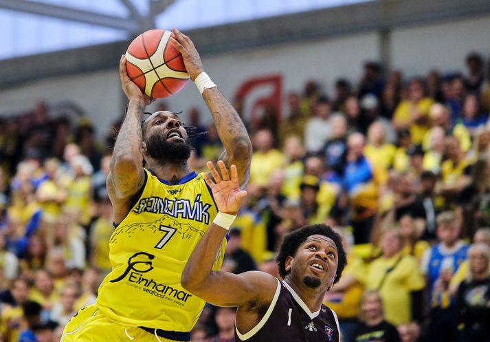 Deandre Kane í leik með Grindvíkingum en það gekk mikið á í Njarðvíkurleikjunum. 