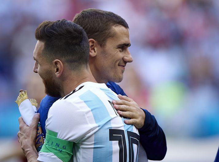Antoine Griezmann heilsar Lionel Messi fyrir leik Frakka og Argentínu í 16 liða úrslitum HM.