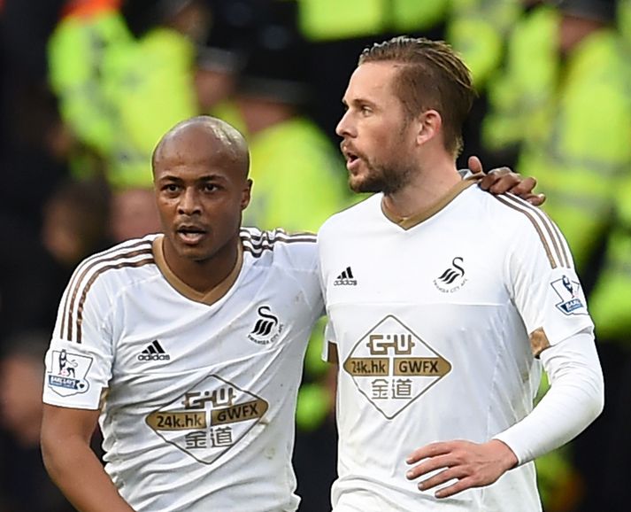 Ayew og Gylfi Þór fagna marki í leik með Swansea.