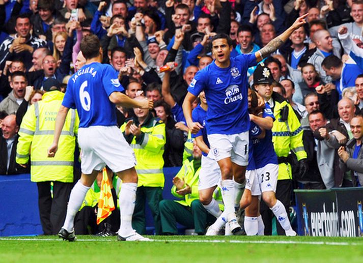 Tim Cahill fagnar marki sínu í dag.