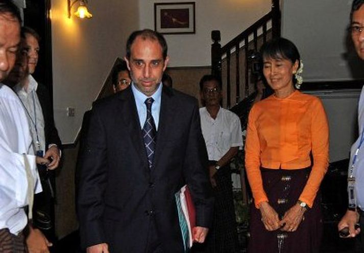 Tomas Ojea Quintana (vinstri) og Aung San Suu Kyi (hægri) áttu fund í dag.