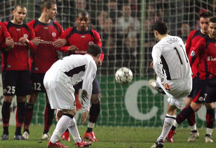 Ryan Giggs skorar markið umdeilda.