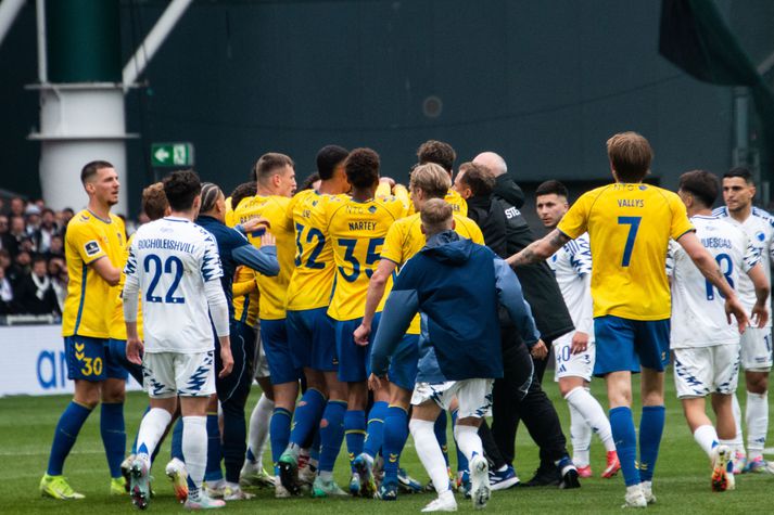 Sölvi Geir Ottesen, þjálfari Víkinga, hefur sagst ætla að heyra í sínum mönnum hjá FCK fyrir leik vikunnar.