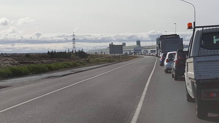 Röðin er leng og því vissara að fara tímanlega af stað sé ætlunin að fara úr bænum í átt að Reykjanesbæ.