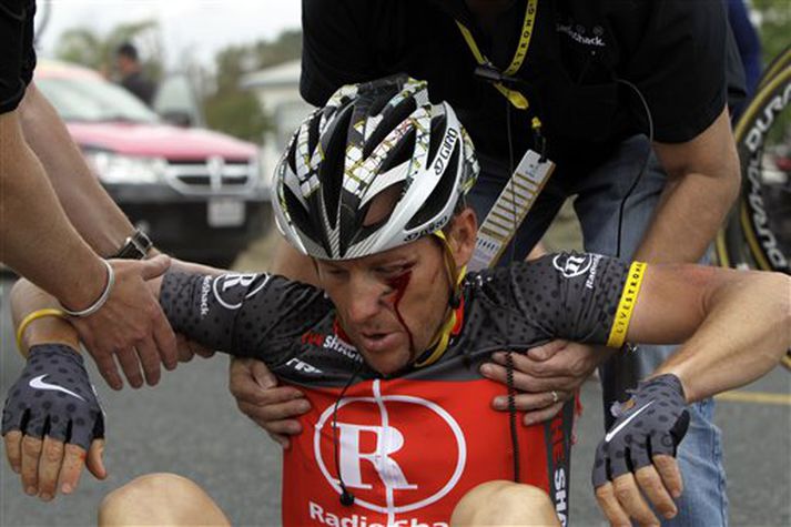 Lance Armstrong eftir slysið. Hann var alblóðugur eins og sjá má.
