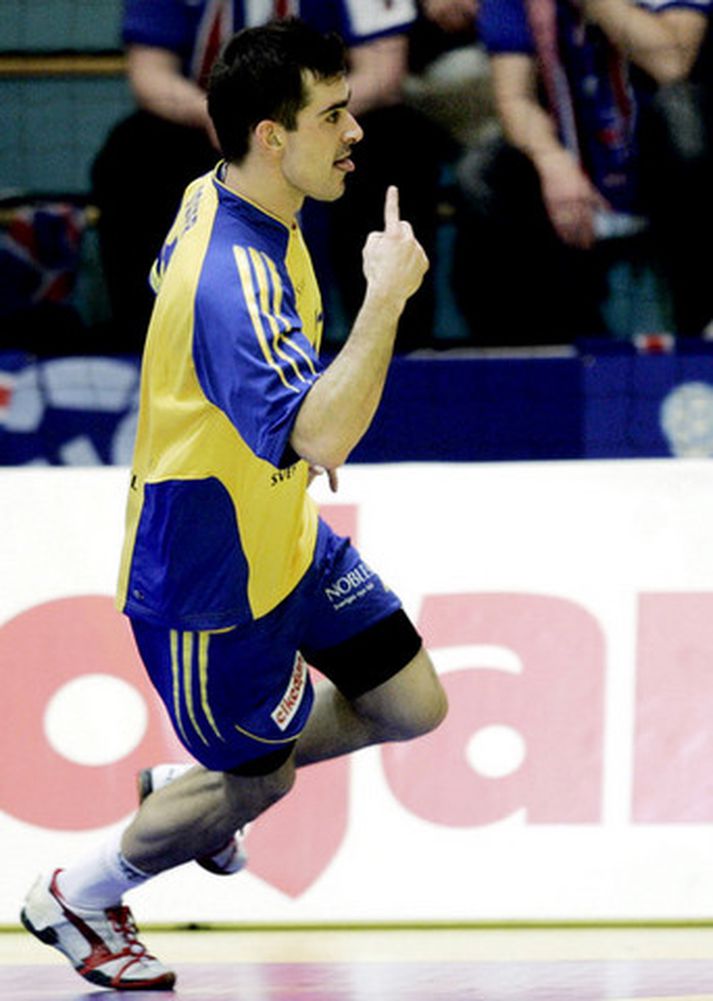 Dalibor Doder, leikmaður Svía, fagnar marki.