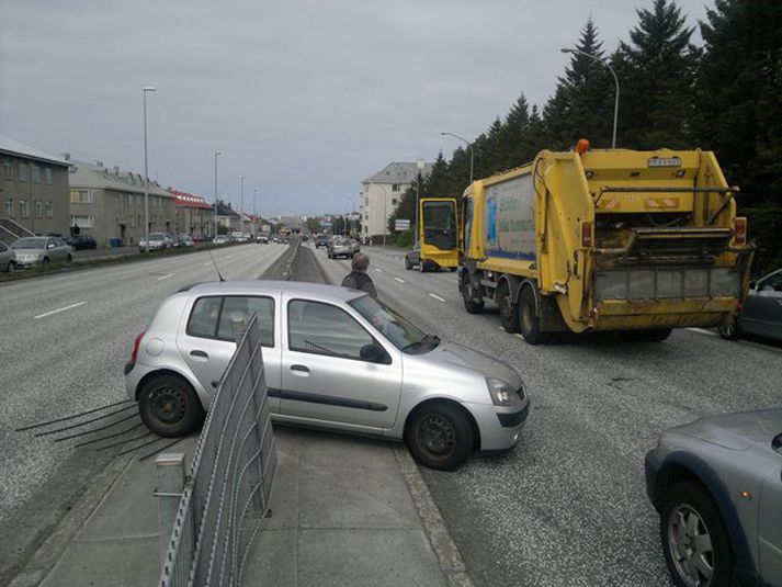 Grindverkið er stórskemmt eins og sést á myndinni.