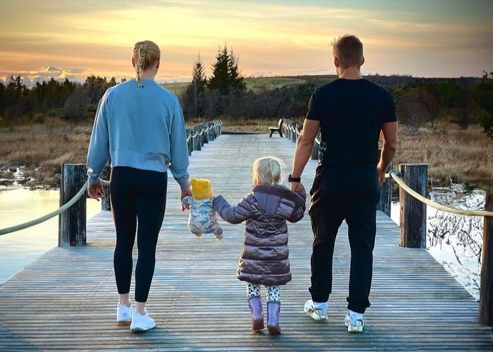 Annie Mist, Freyja Mist og Frederik Ægidius bíða eftir fjórða fjölskyldumeðliminum með mikilli eftirvæntingu.