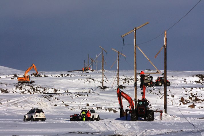 Eins og sjá má á þessari mynd eru rafmagnsstaurar illa farnir eftir óveðrið. Rafmagnslaust er á nokkrum svæðum á Norðurlandi.