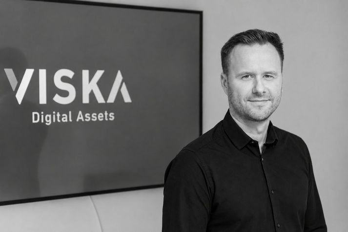 Guðlaugur Steinarr Gíslason, sjóðstjóri Visku Macro, segist í bréfi til sjóðsfélaga telja „að í stóru myndinni verði evrusamstarfinu stefnt í mikla hættu þar sem ómögulegt er að sjá fyrir að lönd muni koma sér saman um lausnir á skuldavanda margra ríkja álfunnar.“