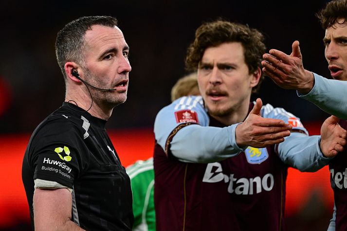 Chris Kavanagh hefur oft átt betri dag en þegar hann dæmdi leik Aston Villa og Newcastle í dag.