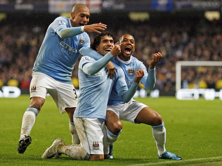 Carlos Tevez fagnar sigurmarki sínu á móti Chelsea í kvöld.